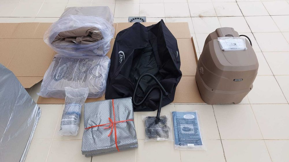 Jacuzzi Insuflável INTEX - 4 Pessoas