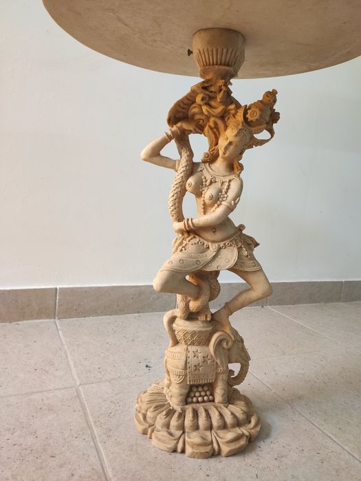 Mesa decorativa impecável