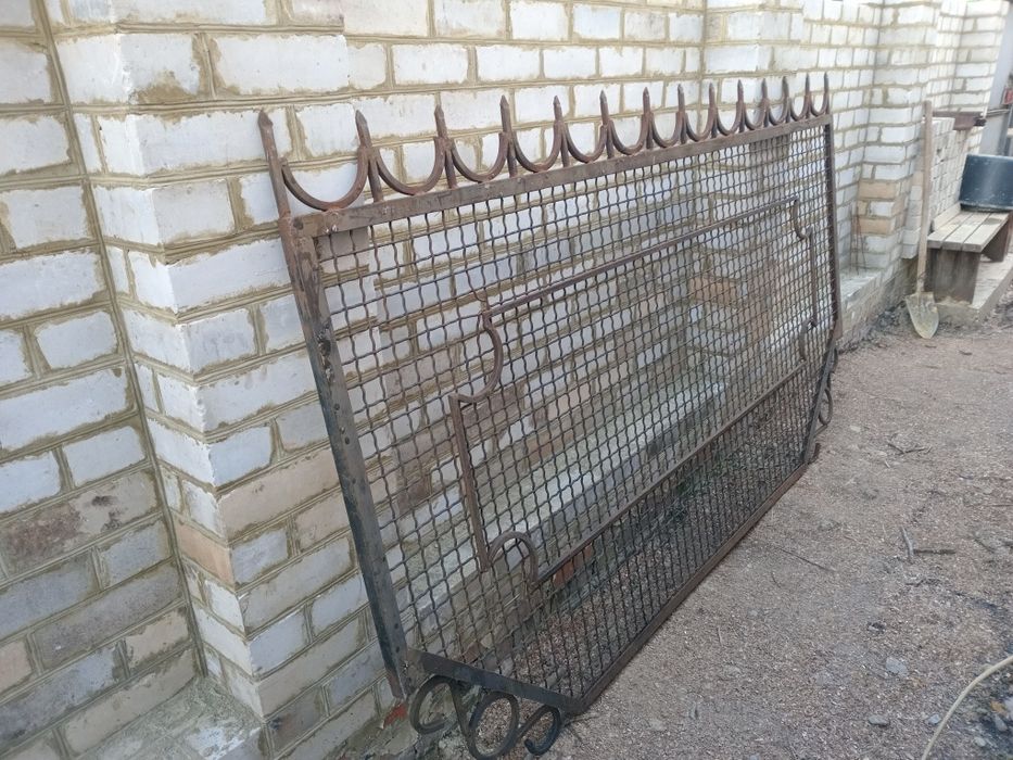 Забор (секции 2.5м.-2.7м. H=1.5м.) с элементами худ.ковки.