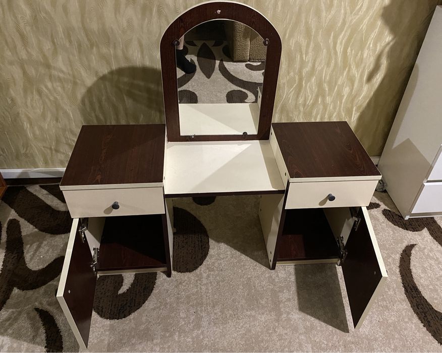 Детское трюмо с зеркалом, комод, тумбочка