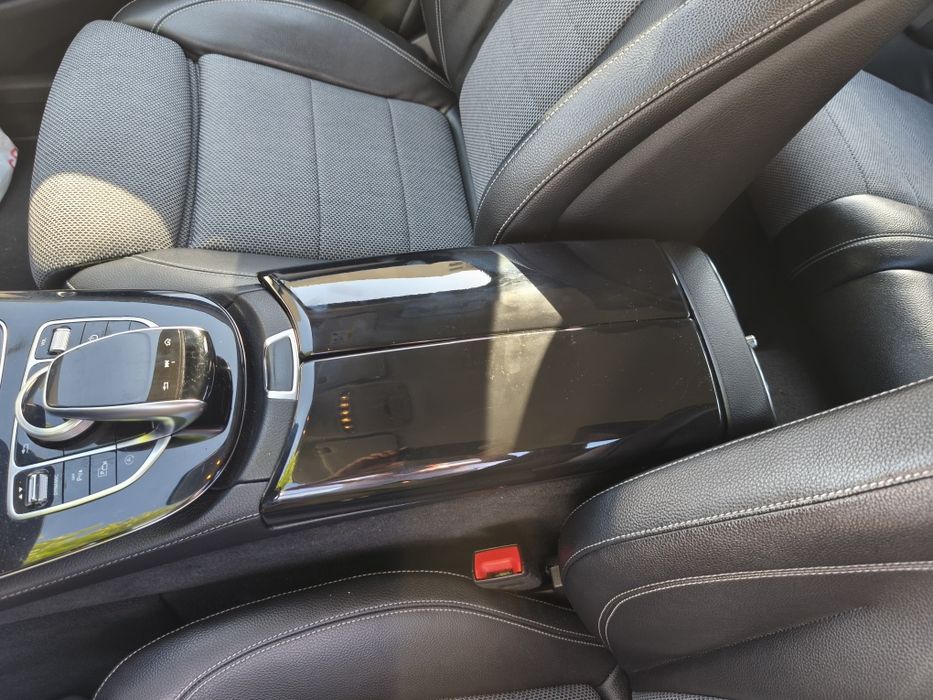 Mercedes E W 213 assessório consola central  acabamento das tampas porta objetos . Fácil aplicação !