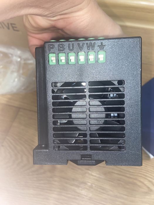 Частотный преобразователь частоты вход с 220в на выход 380 в  5.5 кВт