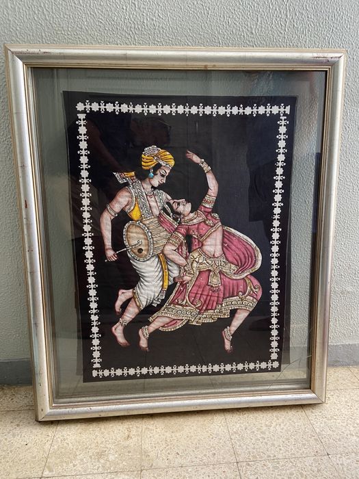 Quadros com motivos indianos pintados em tecido