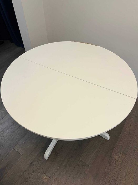 Stół okrądły w stylu rustykalnym