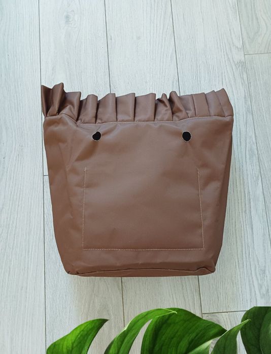 O Bag Standard, brązowy organizer z falbanką do torebki