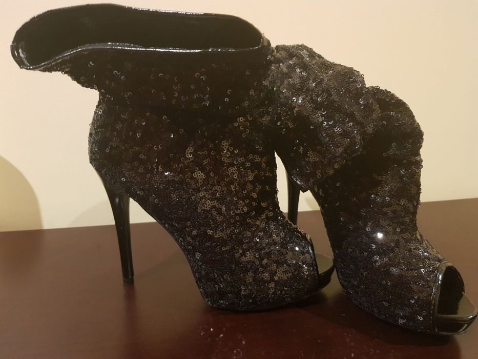 Sapatos altos de lantejoulas pretas, novos