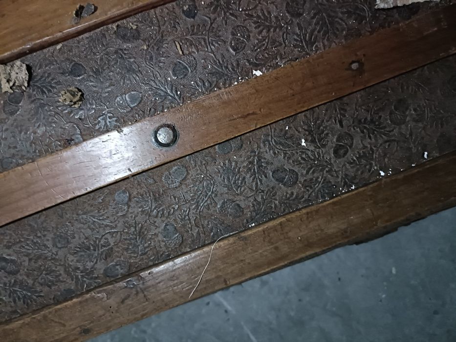 Arca antiga com ferragens