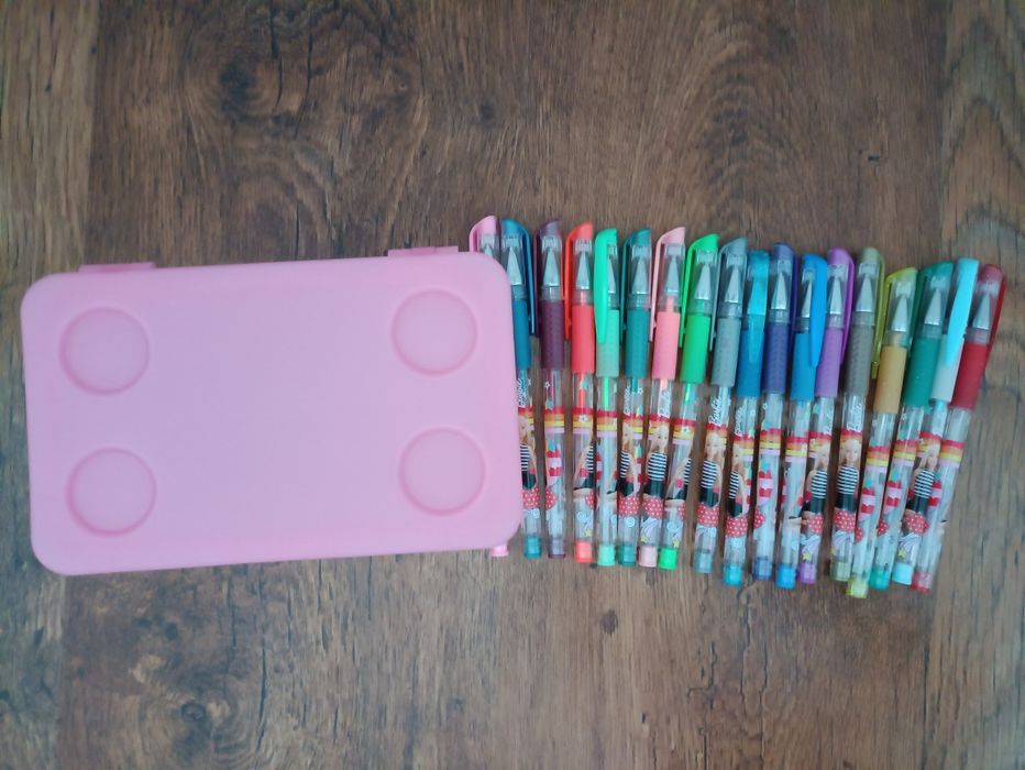 Różowe pudełko z pisakami