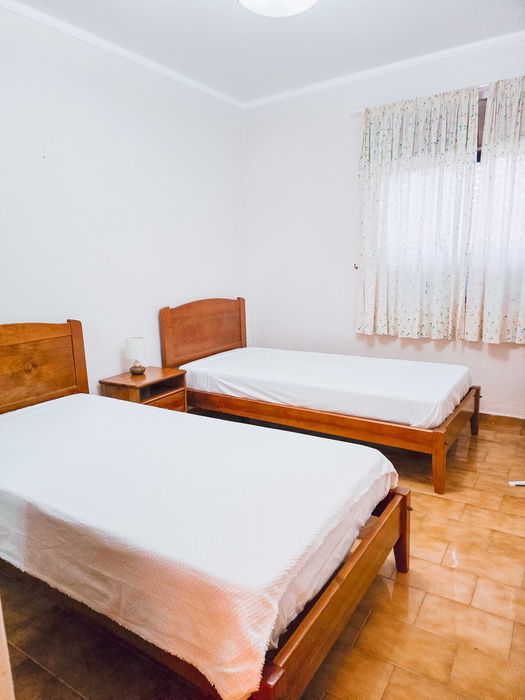 Arrenda-se T2 com piscina de 01 Outubro a 31 de Maaio 2027.