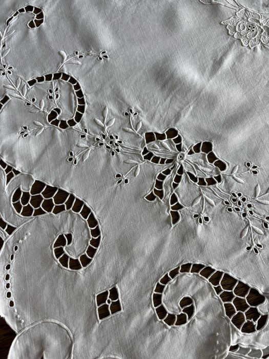 Toalha de mesa linho branco bordado à mão
