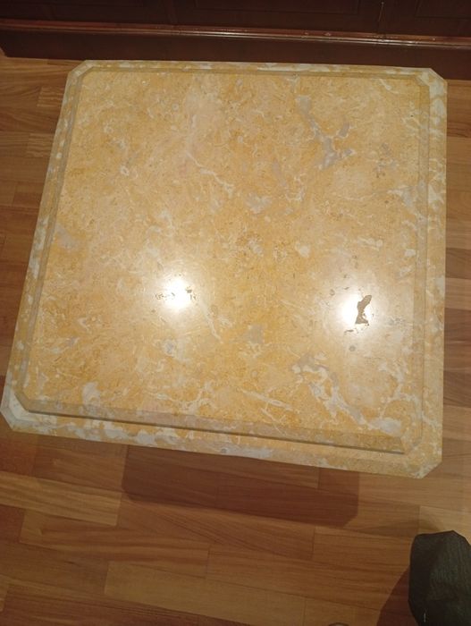 Mesa em mármore quadrada