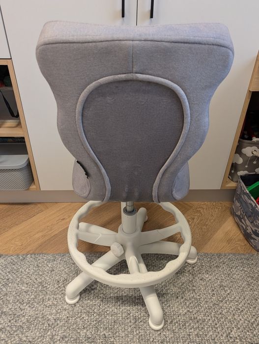 Ergonomiczne krzesło do biurka Entelo rozmiar 3 szare z podnóżkiem