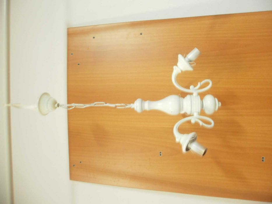 Candeeiro e teto antigo