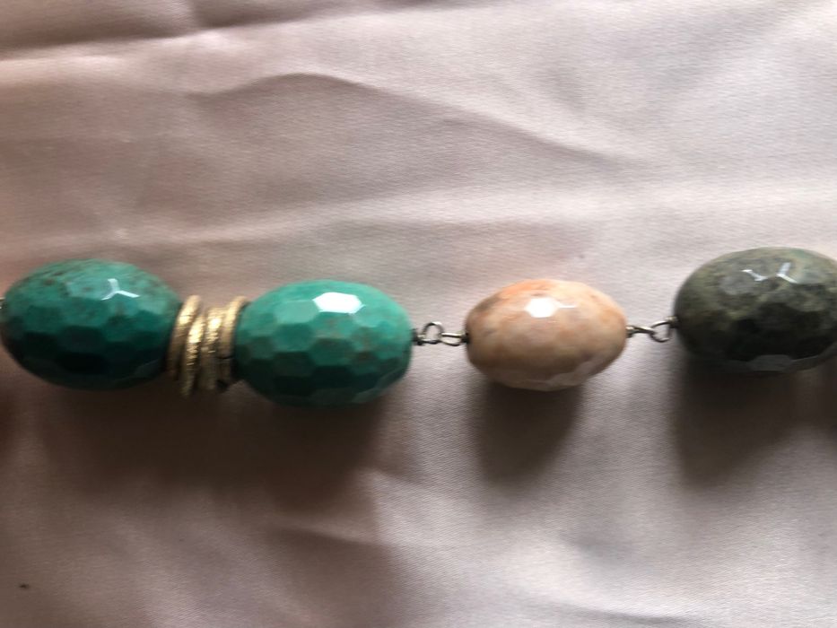 Pulseira interessante a combinar com roupa leve