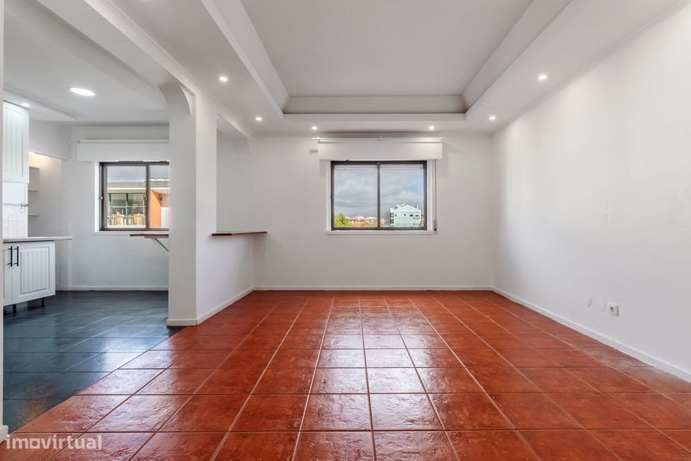 Apartamento T2 c/ Varanda em Agualva, Sintra