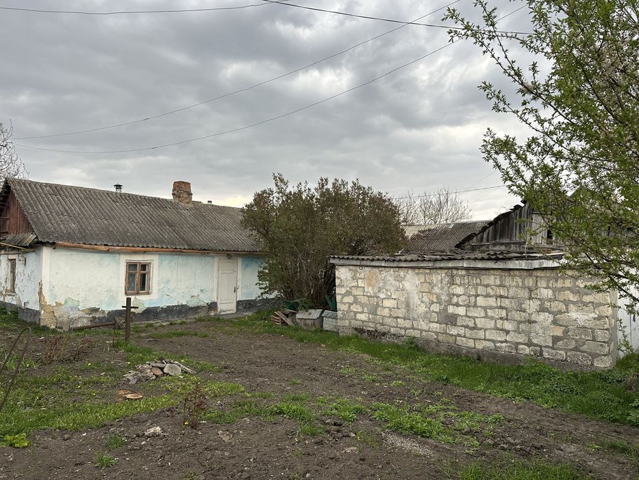 Продається будинок, камяний, під реконструкцію, хороша локація