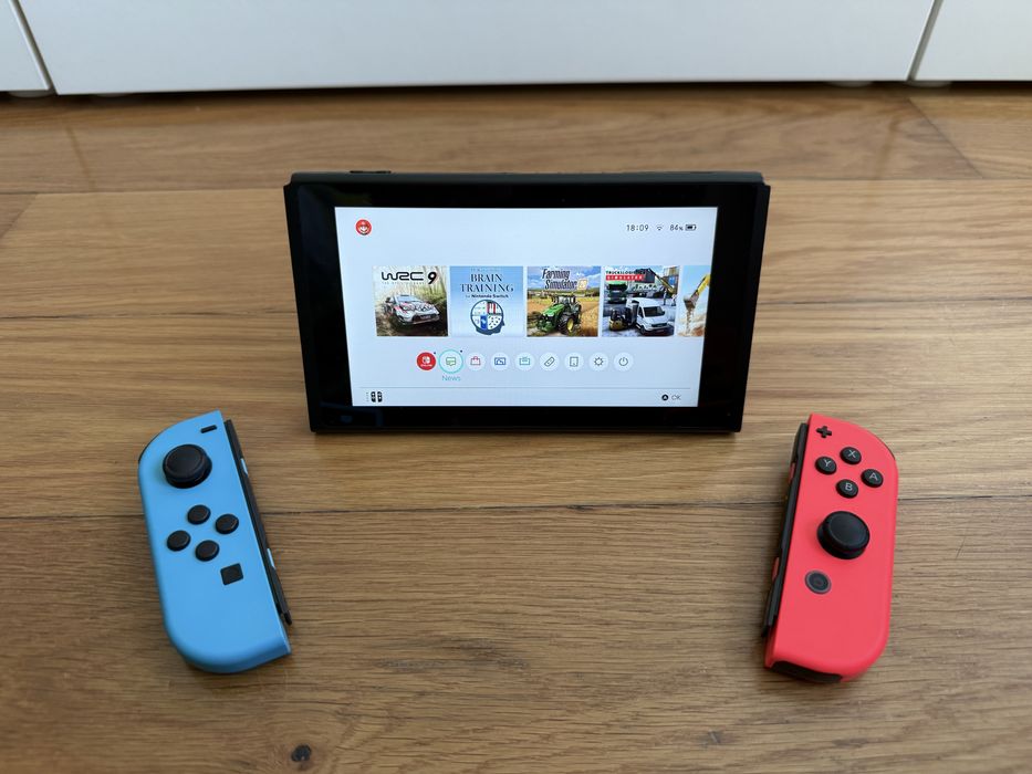 Nintendo Switch Azul e Vermelha COMPLETA (Caixa completa + Bolsa + Grip Ergonómico + Extras)