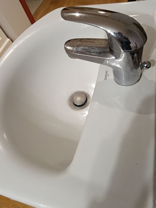 Szafka z umywalką i baterą Grohe