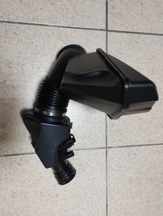 BMW 3 G20 Воздуховод з резонатором коллектор 13718656981