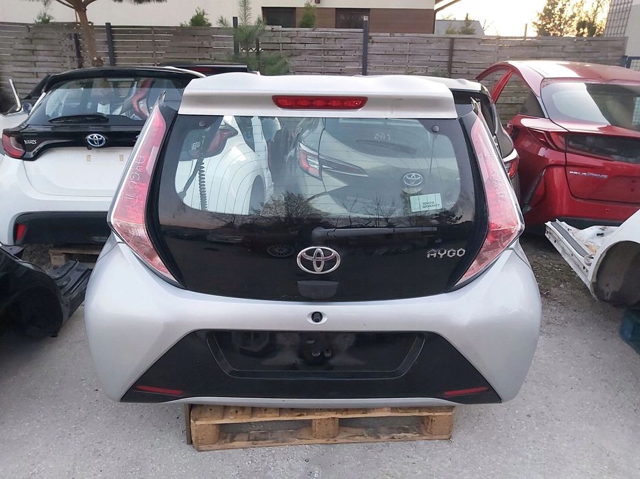 Toyota AYGO II tył zderzak klapa błotnik lewy prawy pas tylny lampa podłoga
