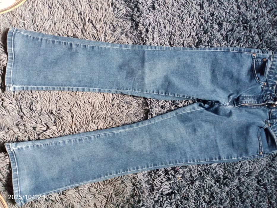 Дві пари джинсів на дівчинку