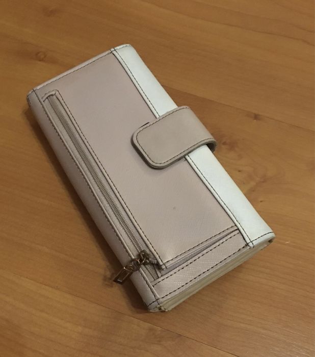 Carteira Bege da Guess