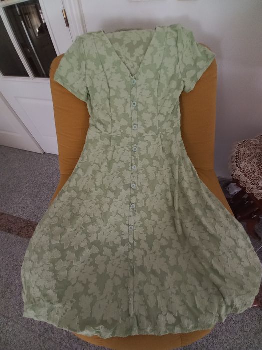 Vestudo midi ,verde claro, tecido " lavrado" não  amarrota M/L..Impecável