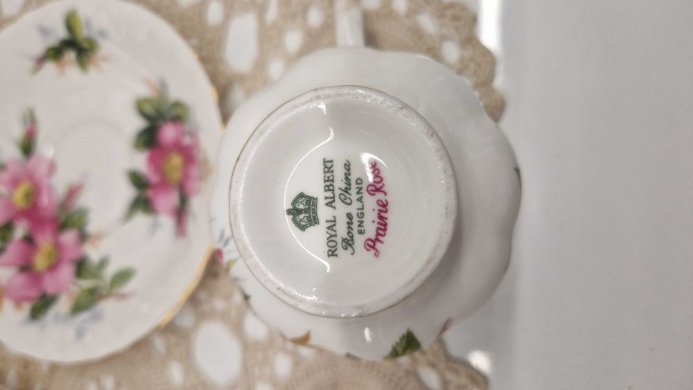 Royal Albert тріо "шипшина"