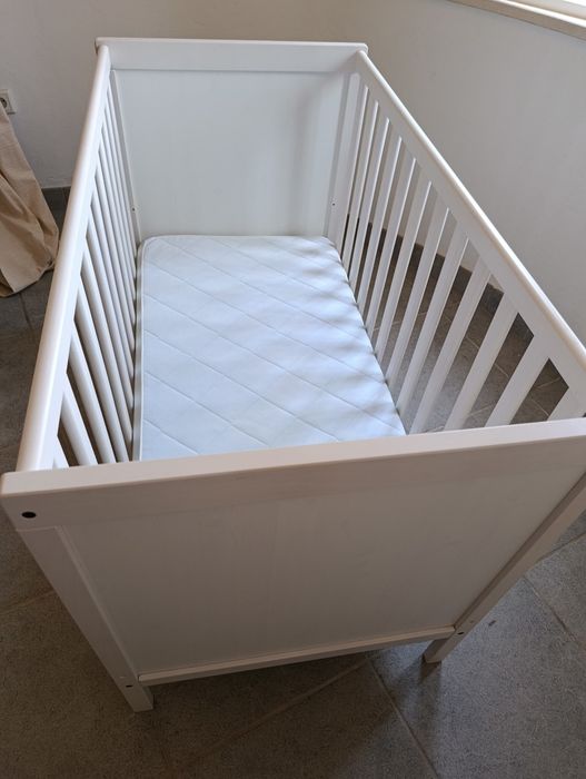 Cama de bebé branca da Ikea
