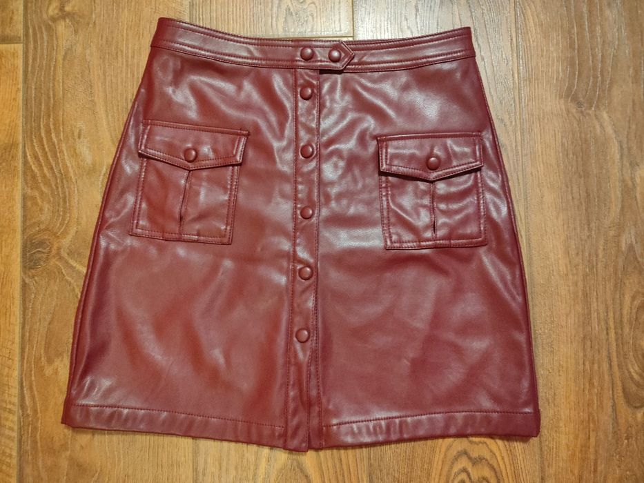 Кожаная бордовая юбка на кнопках с накладными карманами