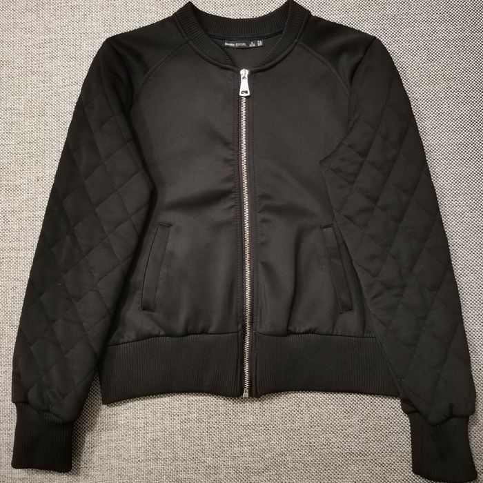 Czarna bomberka Bershka BSK Girl – rozmiar S – pikowane rękawy