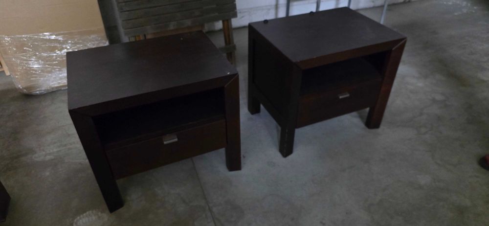 dwa stoliki do sypialni