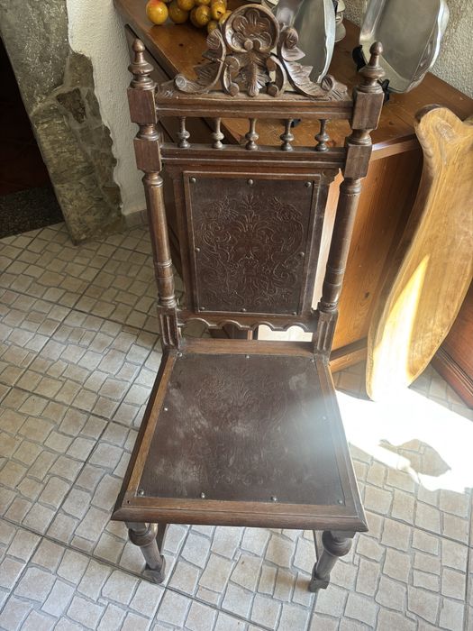 Cadeira de mandeira escura antiga
