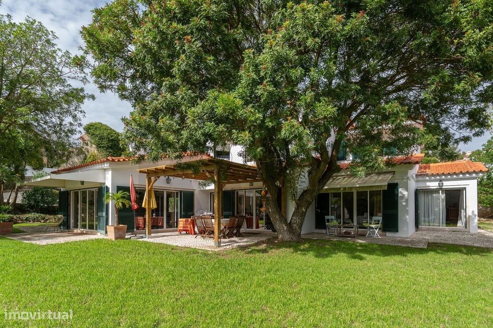 Moradia de Luxo T4 com Piscina e Jardim Privado em Alcabideche, Cascai