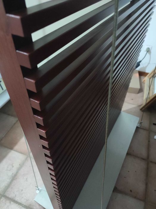 Biombos de madeira e acrílico