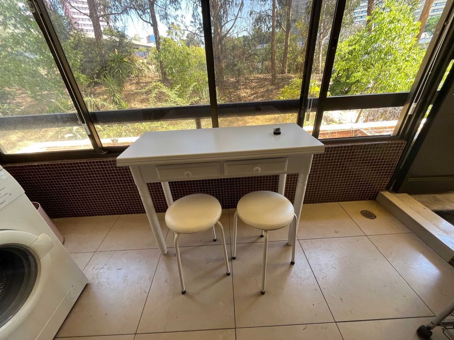 Mesa branca com 2 banquinhos