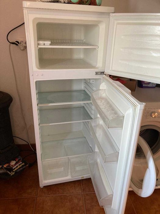 Mesa, frigorífico e sofá