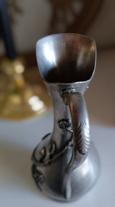 Jarra em estanho floral alto romântico Art Deco francês La Maison de l
