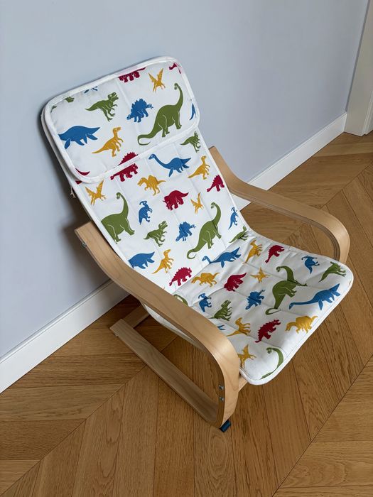 Fotelik dziecięcy IKEA Poäng – tapicerka w dinozaury, stan bardzo dobry