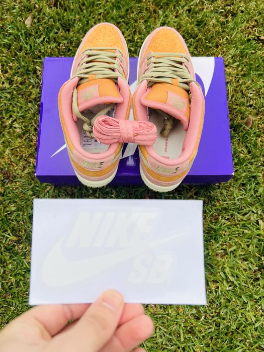 Nike SB Dunk Low Pro “Red Stardust”