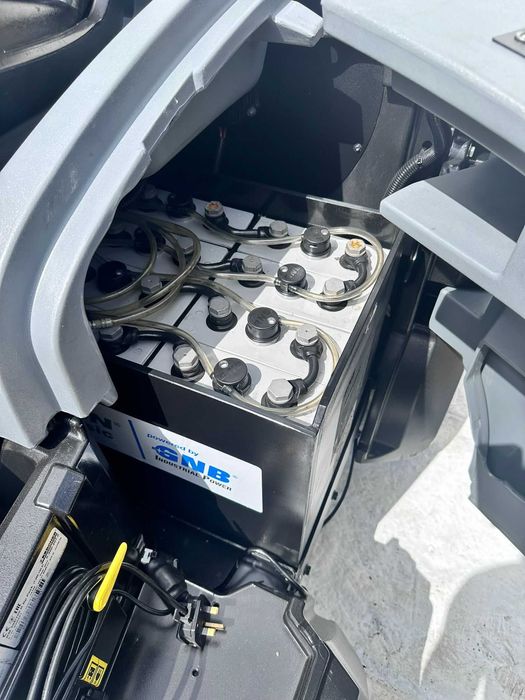 Karcher km 105/100 підмітальна прибиральна машина