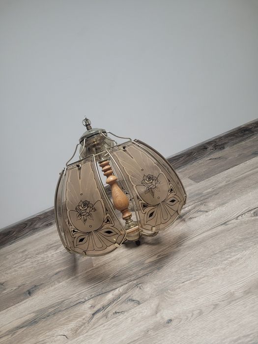 Lampa ze zdobieniami złota