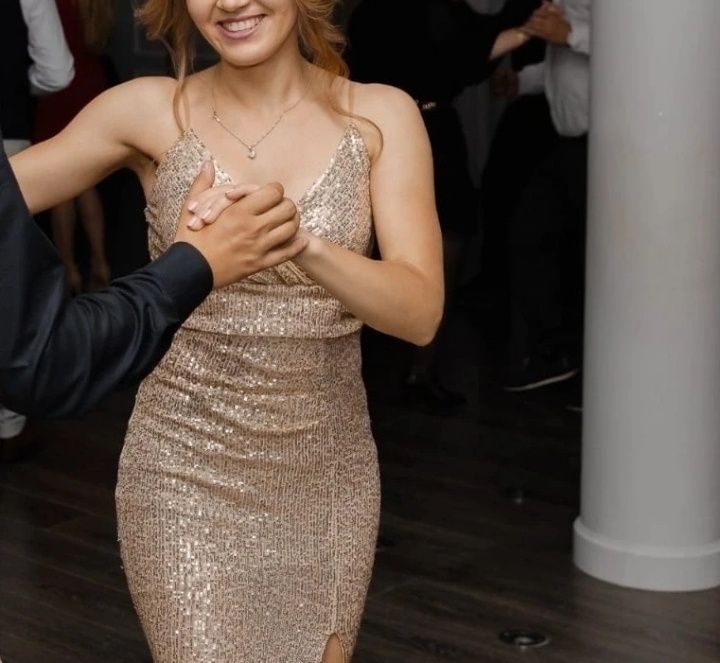 Długa złota sukienka z rozcięciem