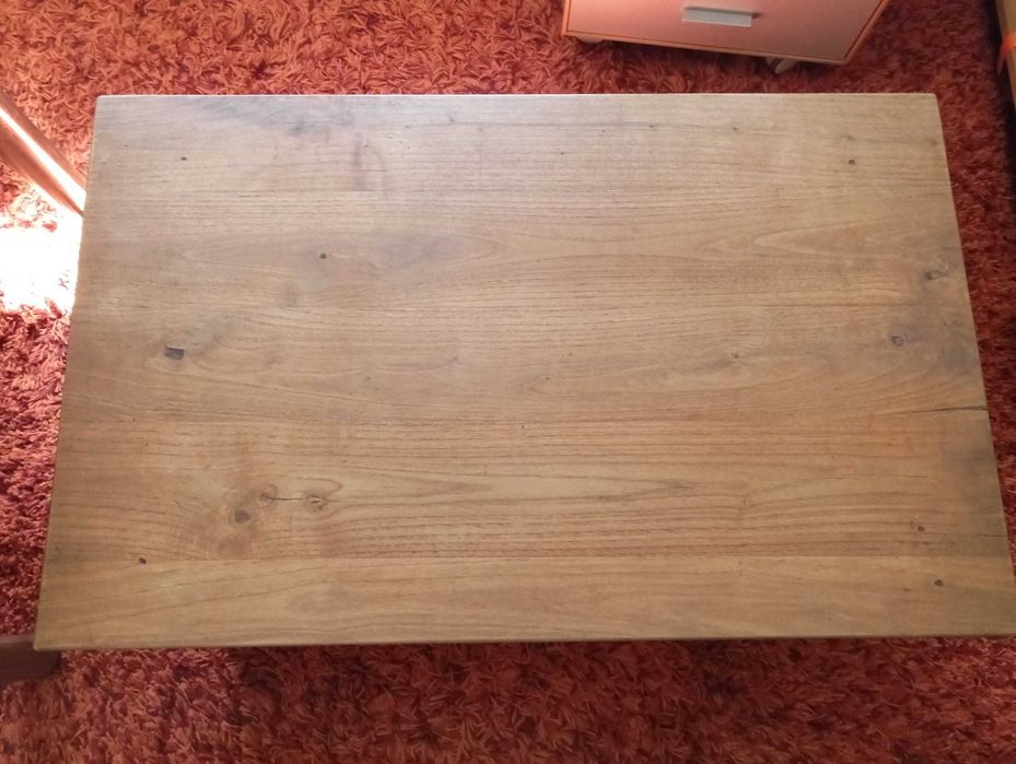 Mesa centro/apoio em castanho maciço com gaveta