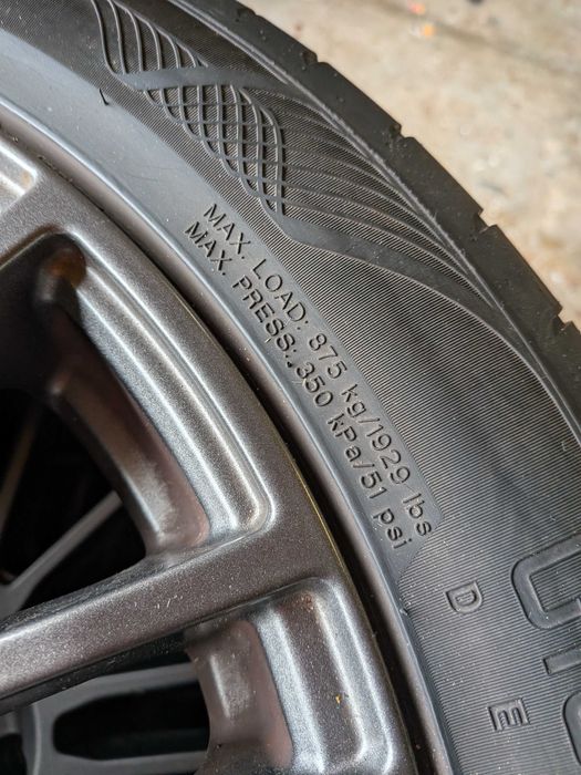 Jantes com pneus VW transporter T5 T6 em muito bom estado