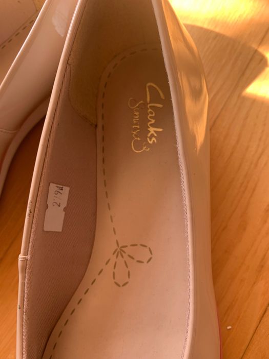 Buty na koturnie lakierki