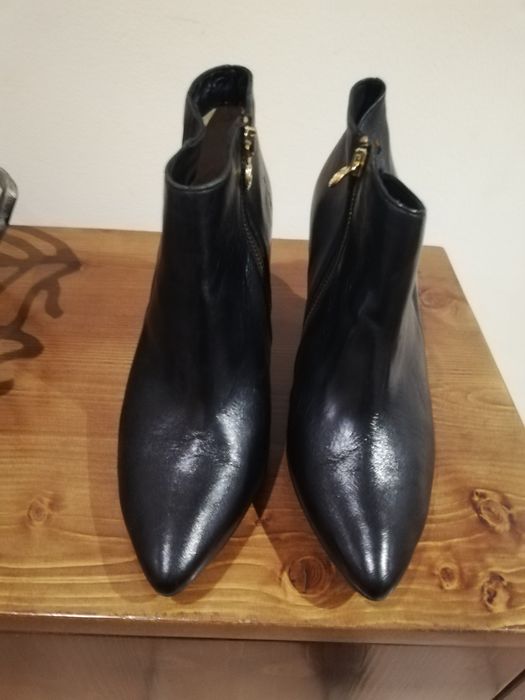 Botins pretos em pele novos.