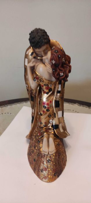 Estatueta cerâmica O Beijo. Gustav Klimt