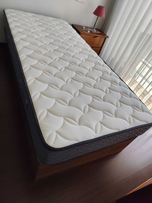 Cama de solteiro com colchão incluído