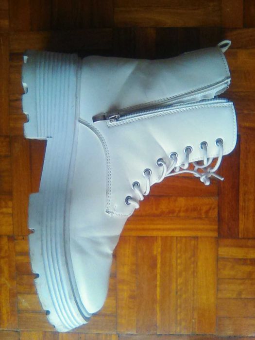" Botas Branca cano médio "